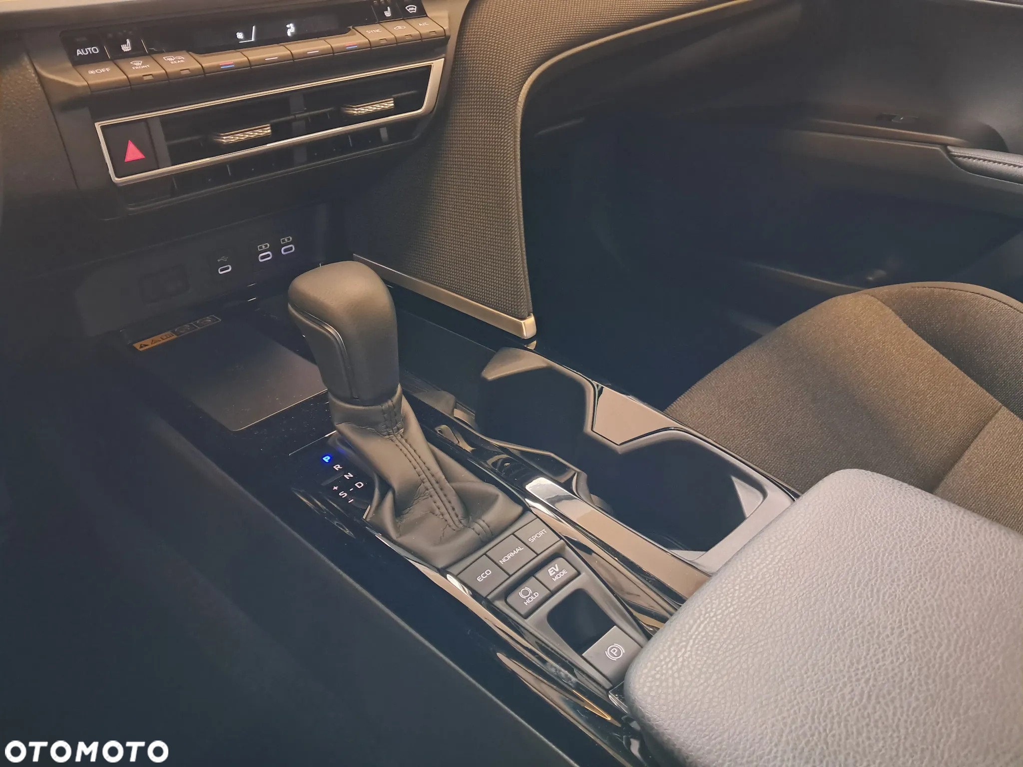 Toyota Camry 2.5 Hybrid Dynamic Force Comfort e-CVT - 17