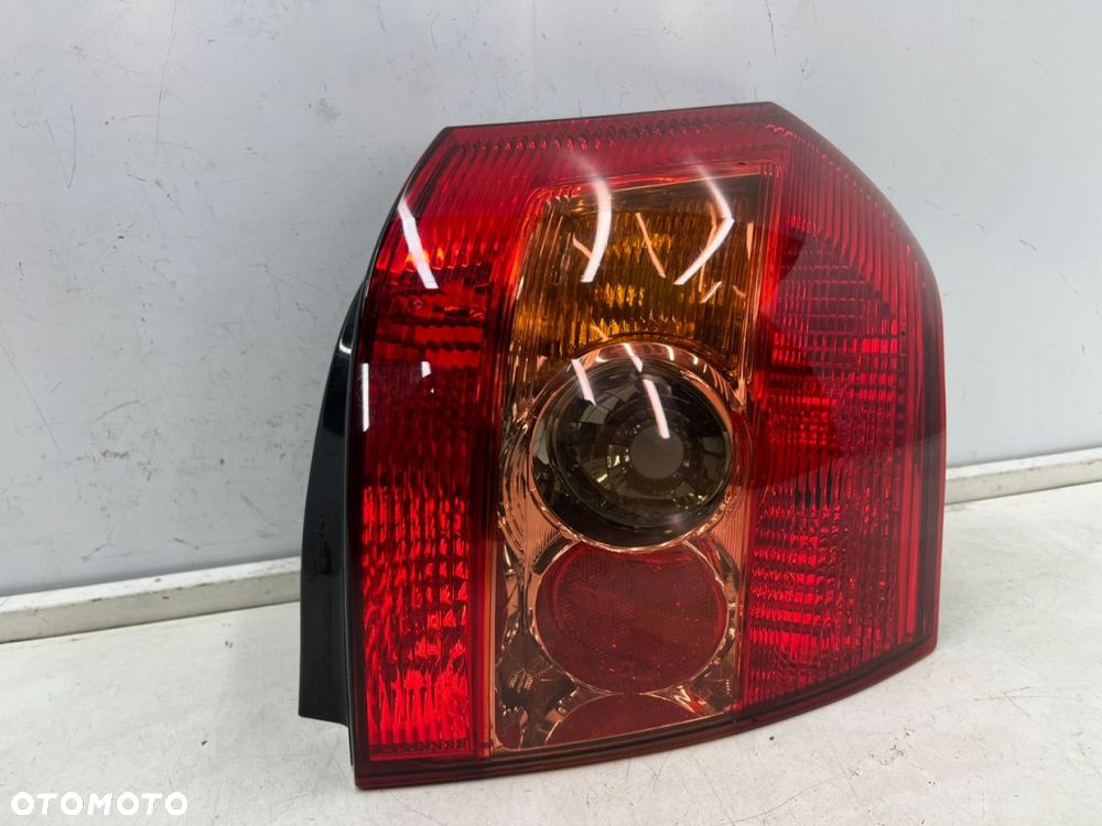 Lampa Toyota Corolla IX E12 HB hatchback LIFT 04-07r. prawa tylna w błotnik oryginalna prawy tył - 3