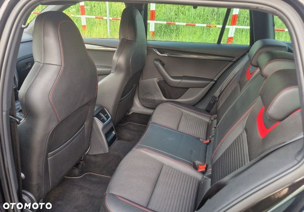 Skoda Octavia Combi 2.0 TDI (Green tec) RS - 25