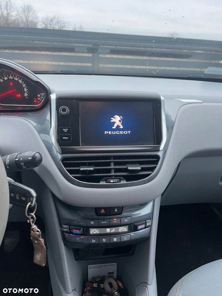 Peugeot 208 - 12
