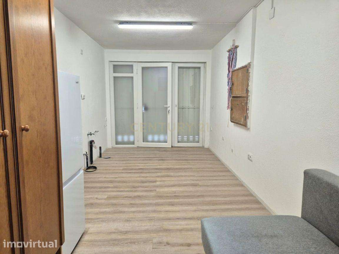 Espaço Multifuncional Renovado com Logradouro Privativo e Estacionamen - Grande imagem: 2/15
