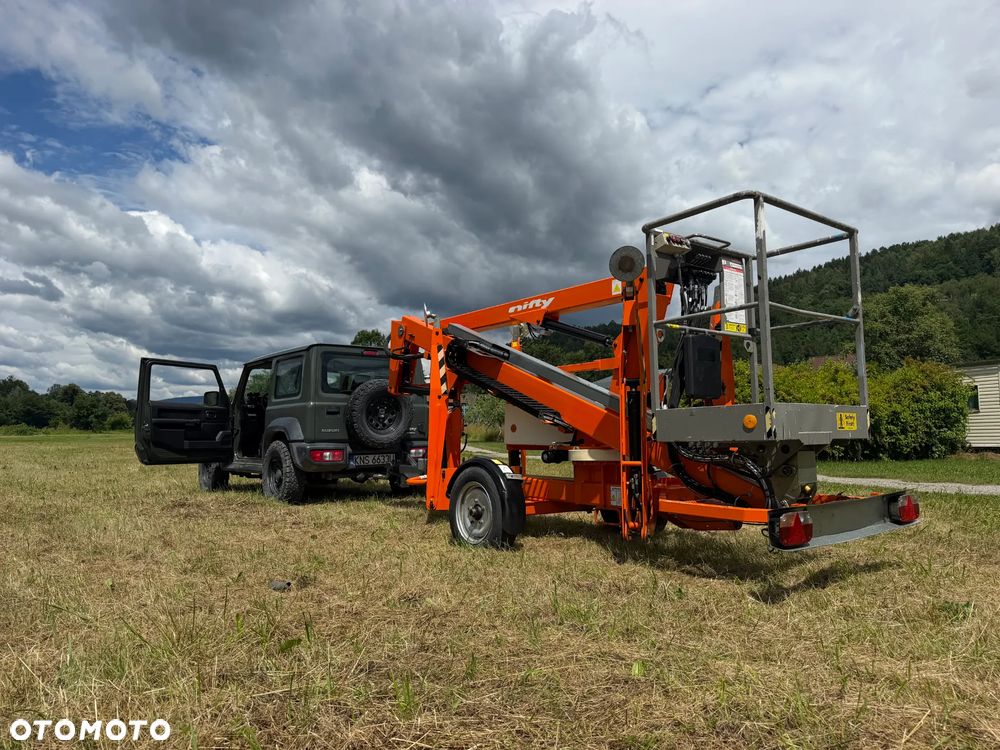 Nifty 120TAC Zwyżka koszowa 12 metrów Podnośnik HDS. jak nówka z salonu. 2016 rok. PRĄD 230v. 4 sekcje sterowania na dole. Nowy model! Z komuny Norweskiej. Używana była 1 raz do roku. Serwisowana w DEKRA do końca OKAZJA. Zwyżka Obrotowa. Poziomowanie kosza. Pełna Hydraulika. Sterowanie góra dół! Wysuwane ramie. Wieniec tryby zero zużycia! Ani deka luzów i wycieków.  Mała lekk i zwinna zwyżka o potężnym zasięgu. OKAZJA TANIO - 2