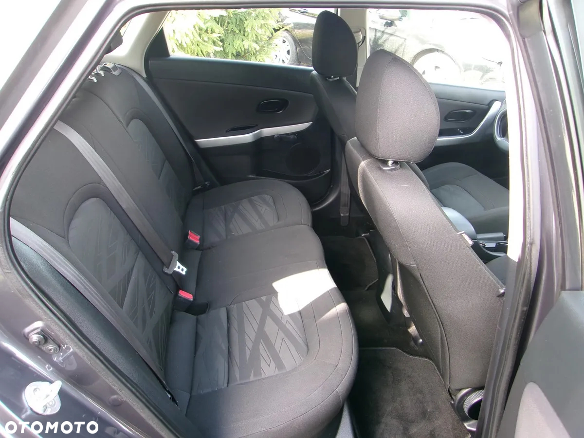 Kia Ceed - 8