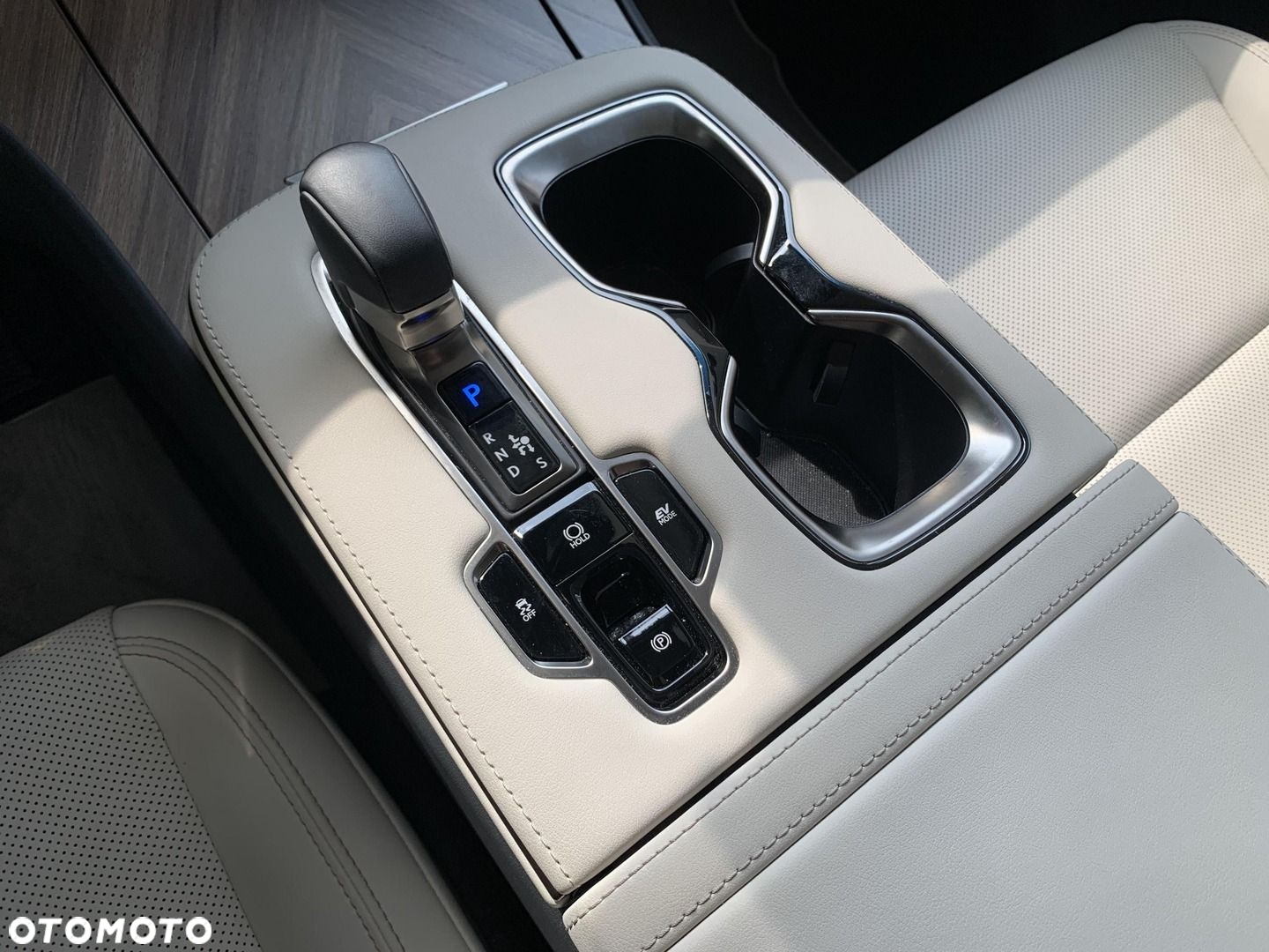 Lexus LM - 22