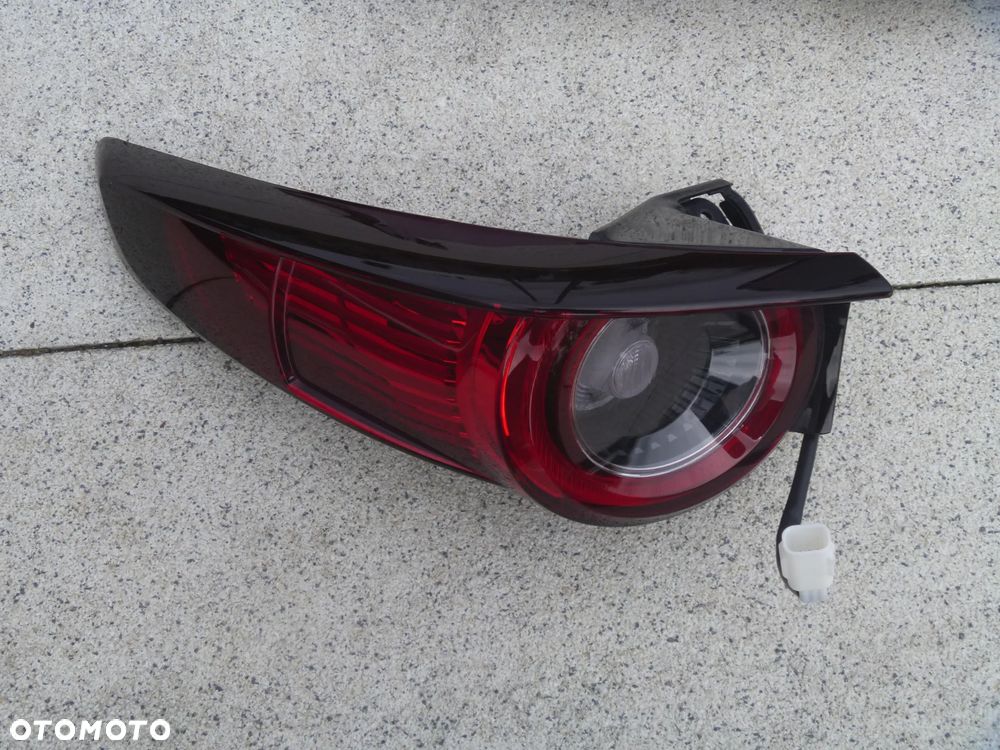 MAZDA CX-30 PODKŁDKA POD TABLICĘ REJESTRACYJNĄ ORYGINAŁ DD1L50171 - 9