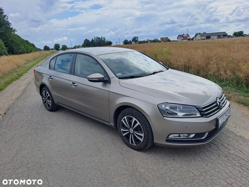Volkswagen Passat - 1
