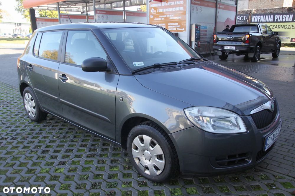 Skoda Fabia 2010 photo 2