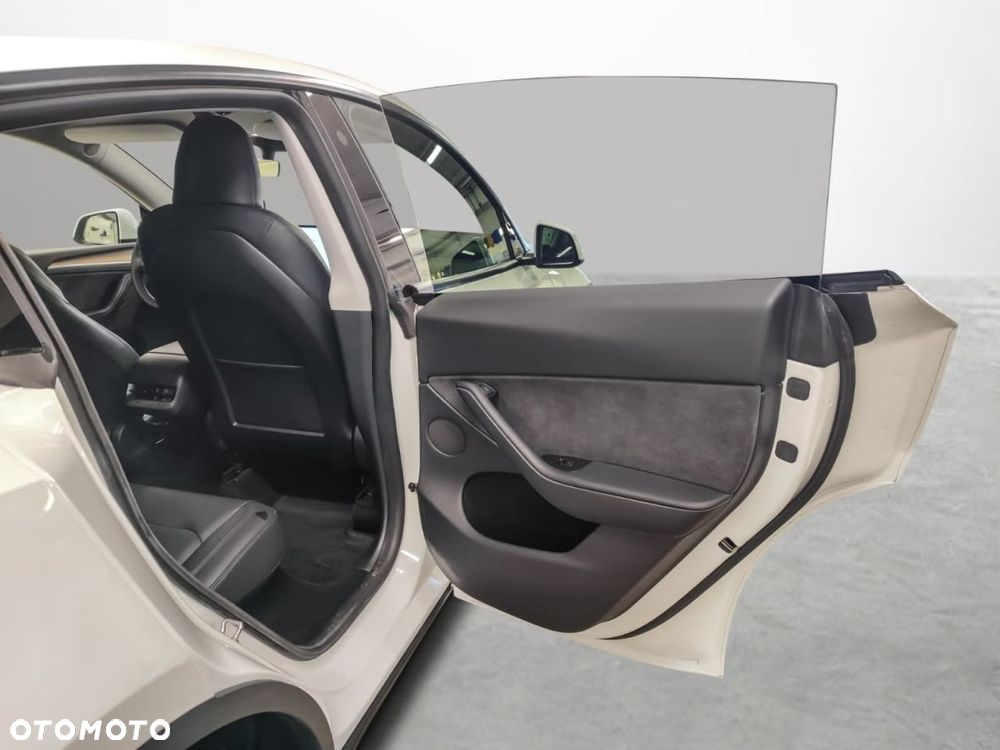 Tesla Model Y Performance Dual Motor AWD - 16