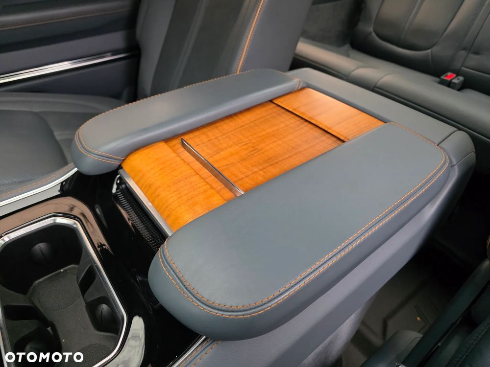 Jeep Grand Wagoneer - 24