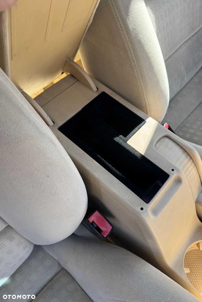 Volkswagen Passat 1.9 TDI Highline - 22