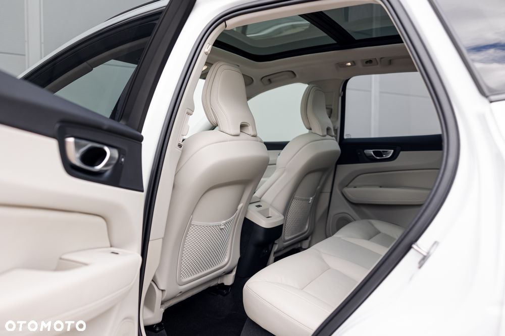 Volvo XC 60 B5 B AWD Plus Dark - 35