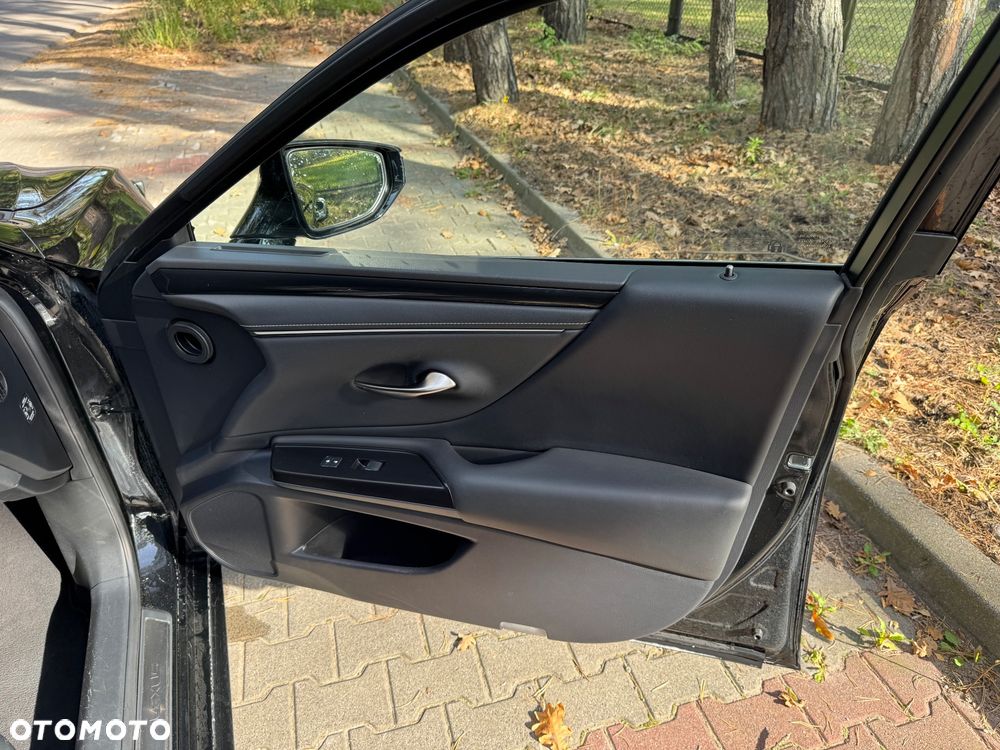 Lexus ES 300h Business Line - 17