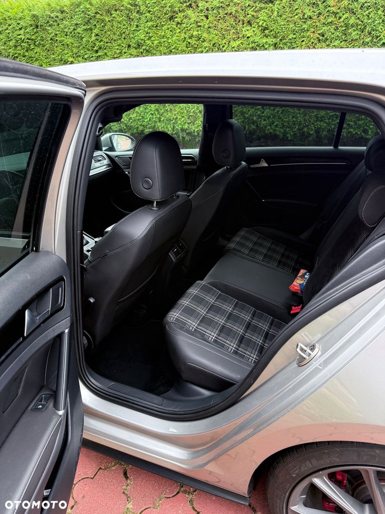 Volkswagen Golf - 10