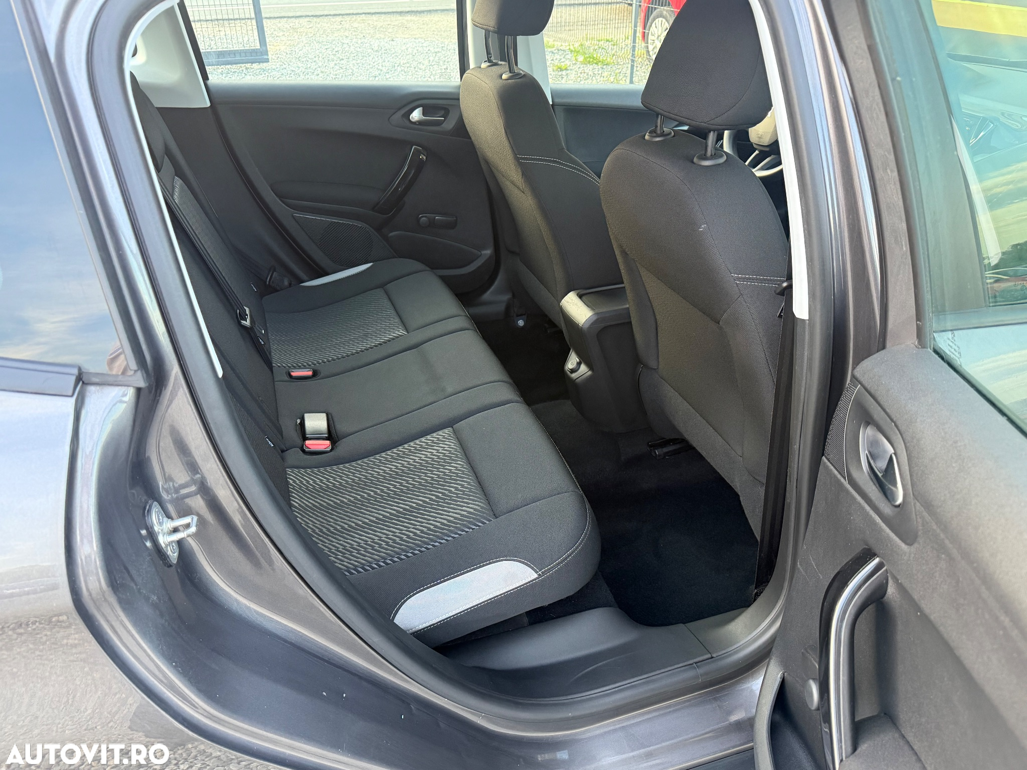 Peugeot 2008 1.2 L PureTech STT Allure - 13