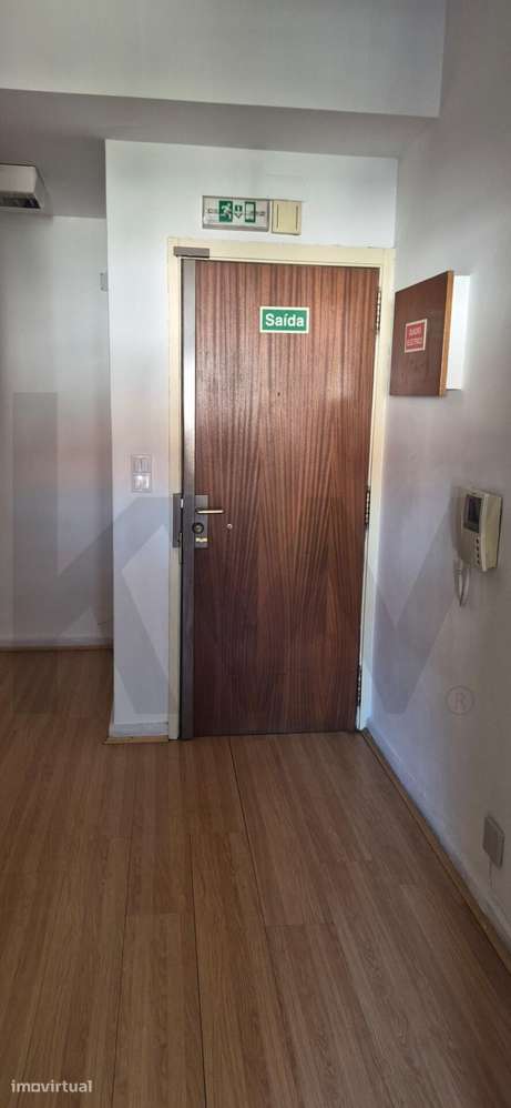 Escritório com 3 salas e hall de entrada grande para arrendar no Nº30 - Grande imagem: 4/17