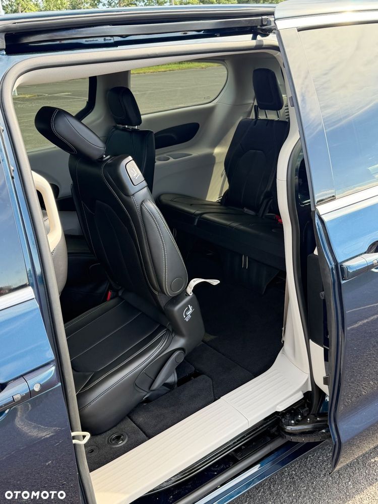 Chrysler Pacifica - 12