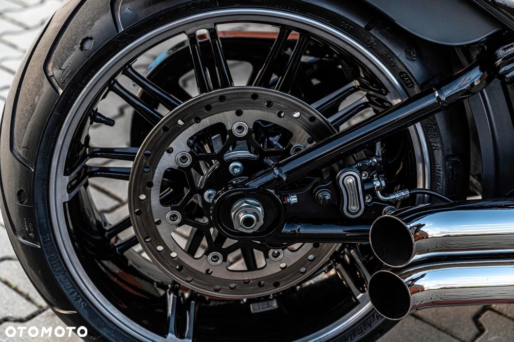 Harley-Davidson Softail Breakout - 29