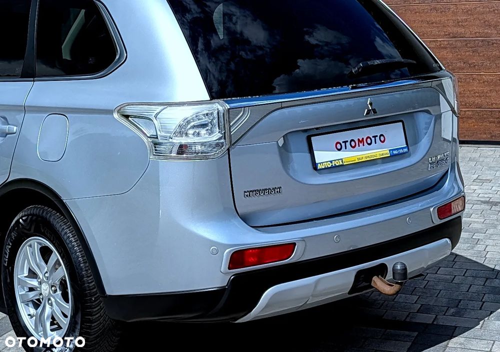 Mitsubishi Outlander Instyle NAVI + - 32