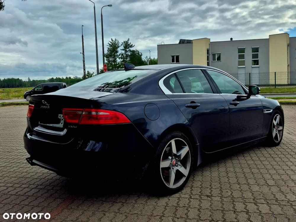 Jaguar XE - 4