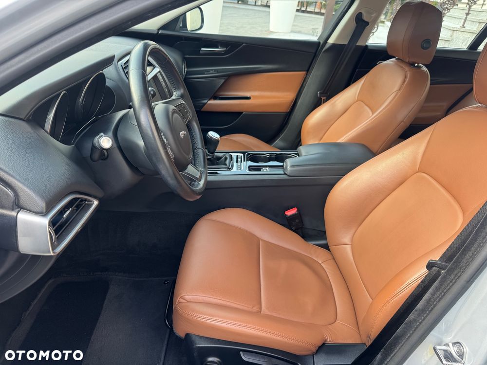 Jaguar XE 20d Portfolio - 24