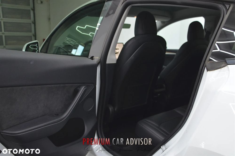 Tesla Model Y Long Range AWD - 9