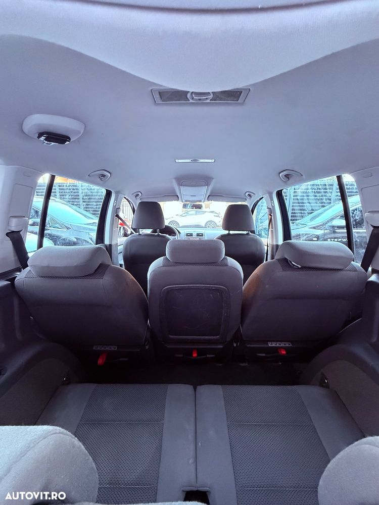 Volkswagen Touran - 11