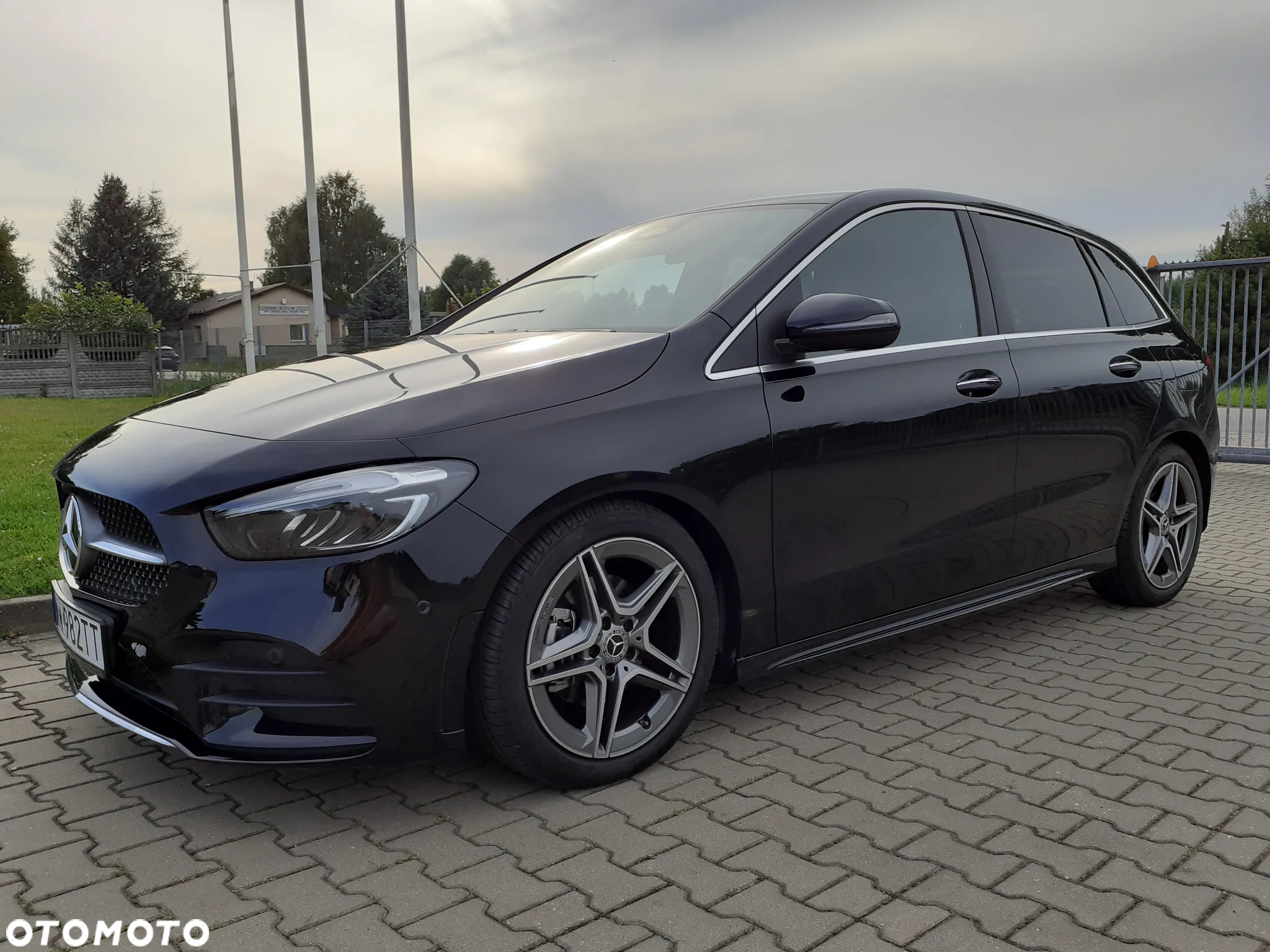 Mercedes-Benz Klasa B 200 d AMG Line 8G-DCT - 3