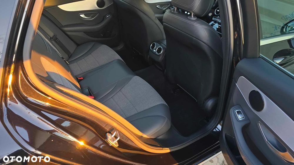 Mercedes-Benz Klasa C 220 d 4Matic T 9G-TRONIC Avantgarde - 32