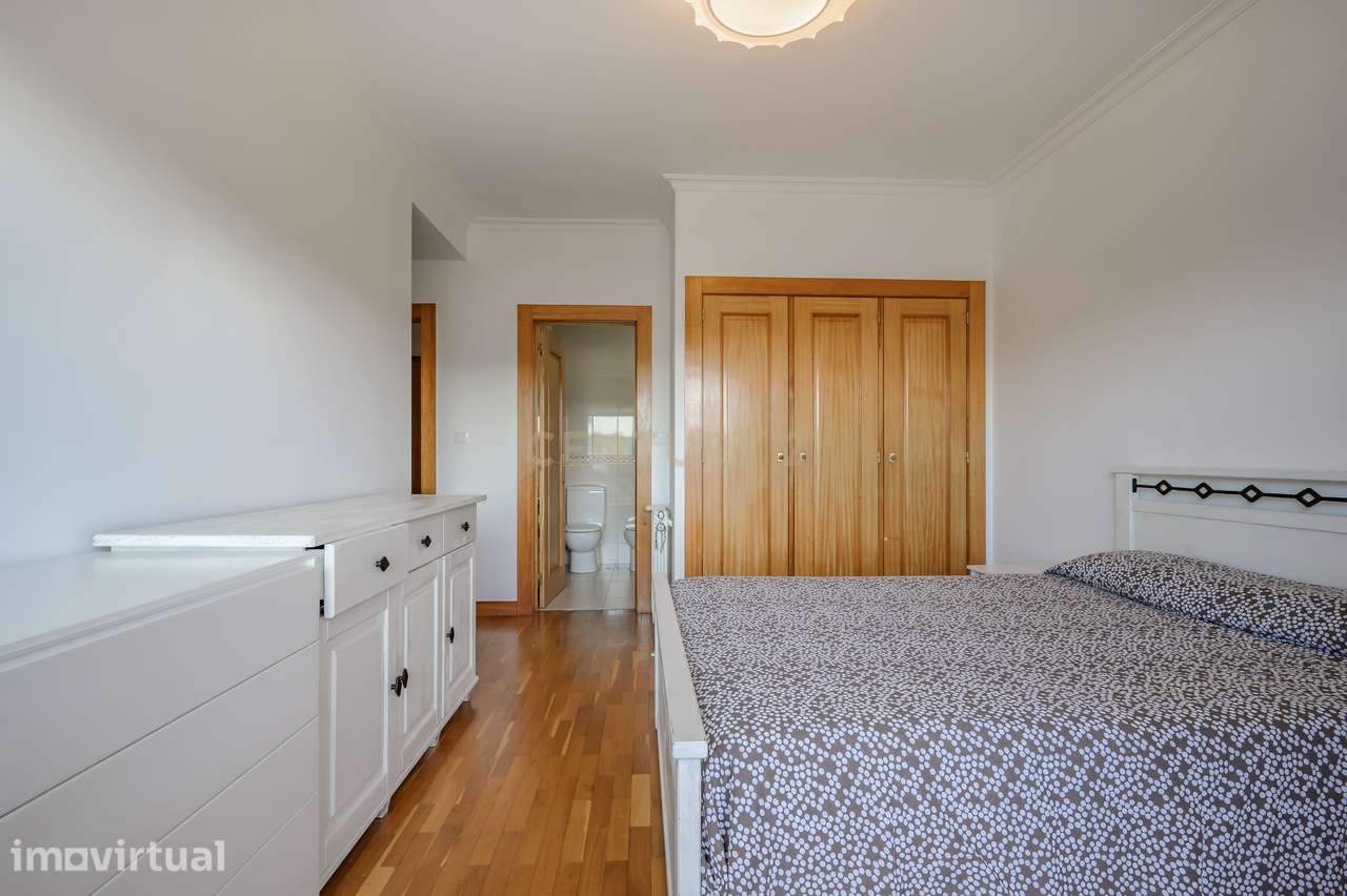 Espaçoso Apartamento no Condomínio Sol Jardim, com Parqueamento, Vista - Grande imagem: 3/22