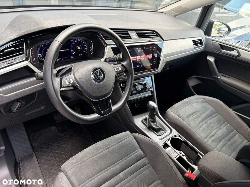 Volkswagen Touran - 12