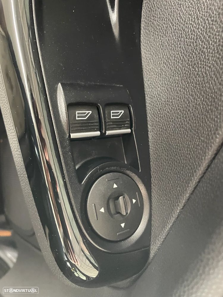 Ford Fiesta 1.0 EcoBoost S&S TITANIUM - 19