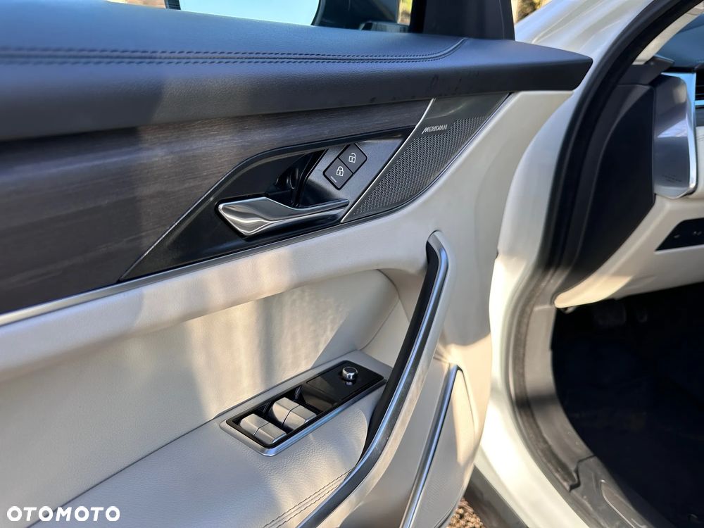 Jaguar F-Pace P250 AWD R-Dynamic SE - 14