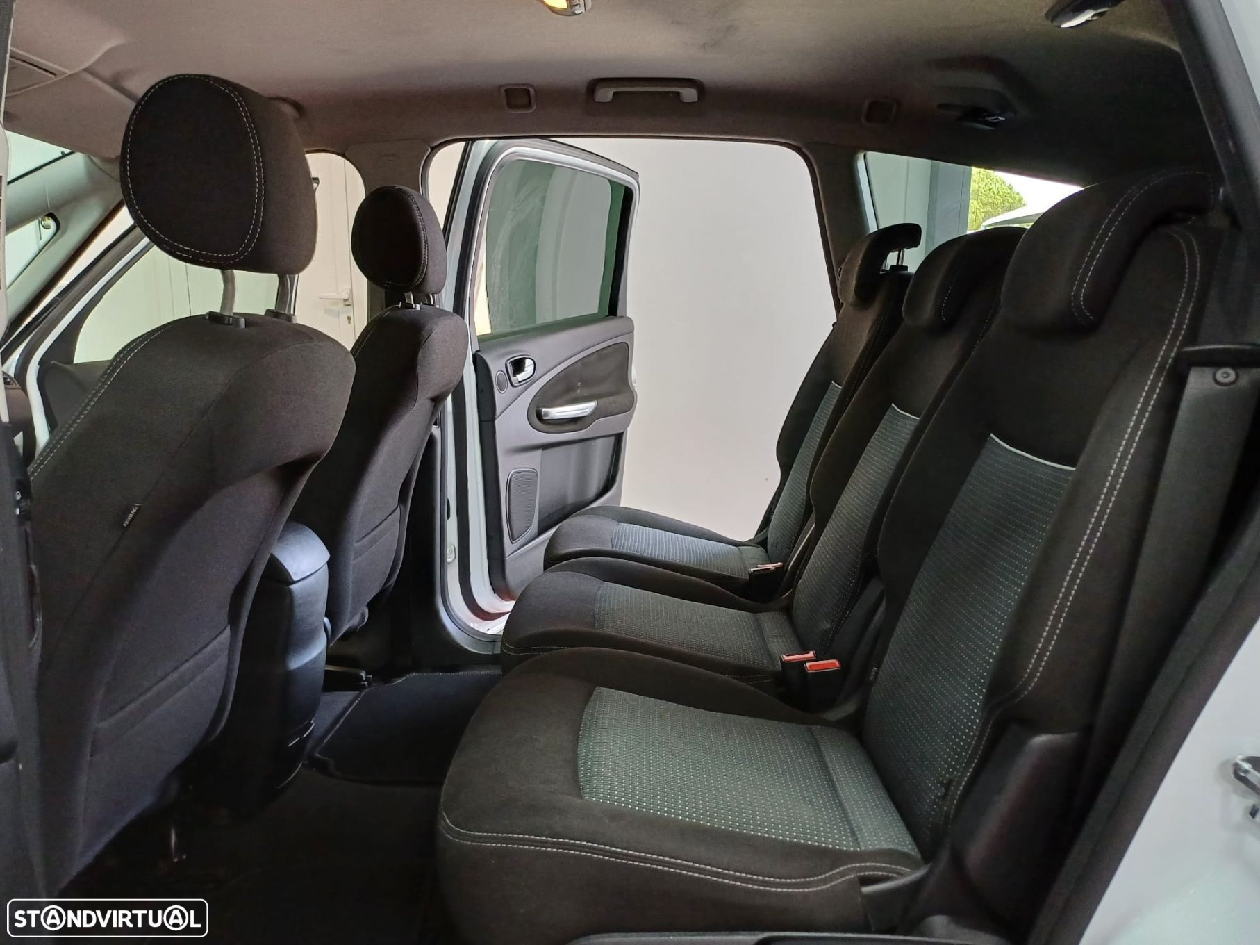Ford S-Max - 12