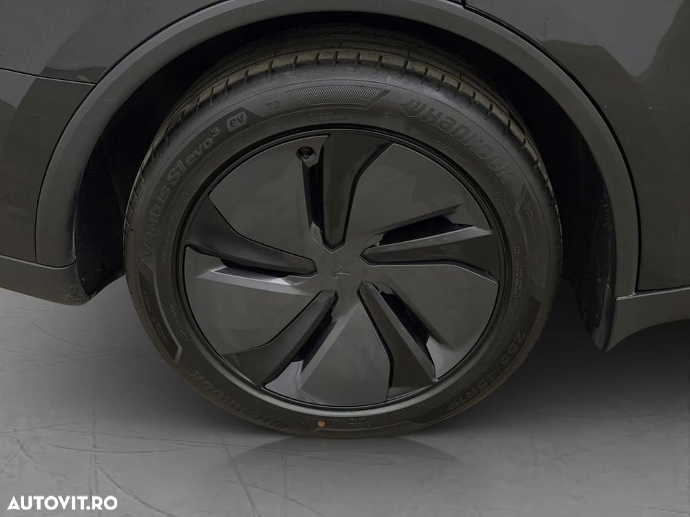 Tesla Model Y Long Range Dual Motor AWD - 8