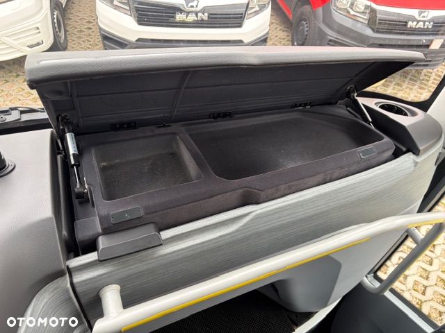 MAN LION`S COACH L R08 - 27