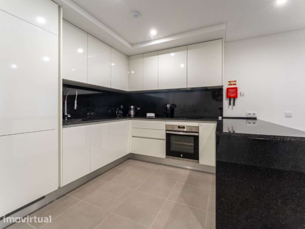 Apartamento com vista mar, piscina e estacionamento na Nazaré - Grande imagem: 5/24