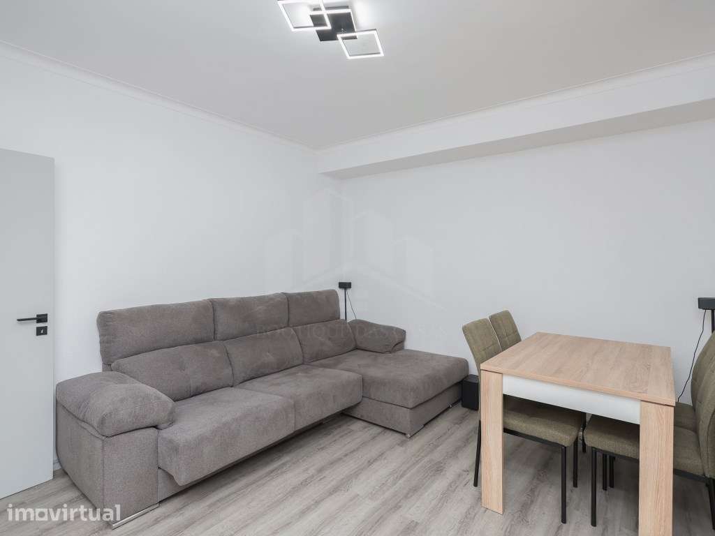 Apartamento T2 Parcialmente Remodelado em Valbom | Oportunidade aba... - Grande imagem: 2/26