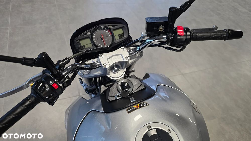Suzuki GSR - 10