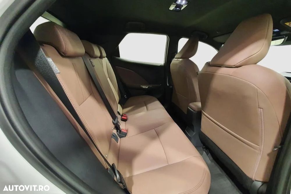 Lexus LBX FWD Elegant - 19