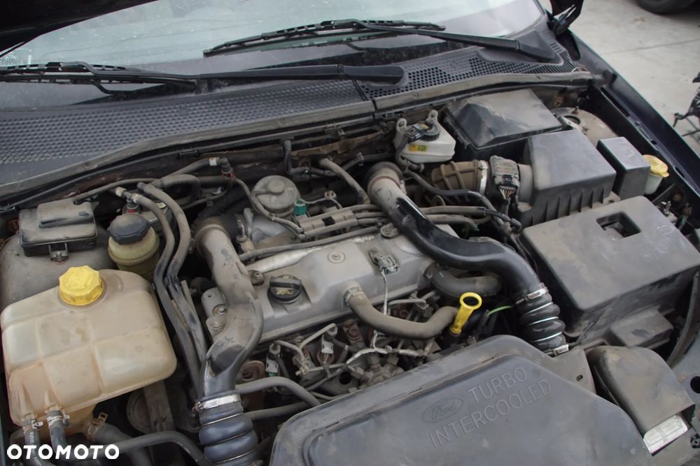 Auto na części - Ford Focus MK1 Lift 1.8 TDCI 101 KM FFDA 2S4R-7002-PB Deep Navy 2004R Silnik Skrzynia Drzwi Maska Błotnik Klapa Zderzak Lampa Lusterko Klamka Szyba Deska Kokpit Sterownik Moduł Czujnik Licznik Panel Kierownica - 18