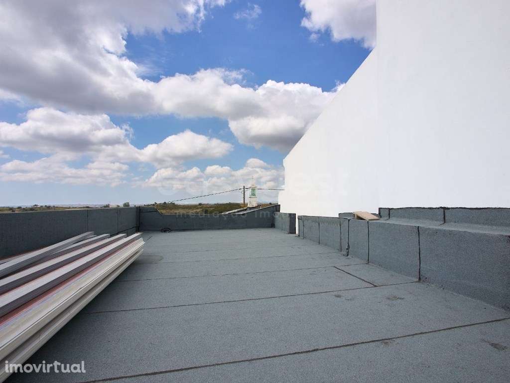 Moradia T2 com garagem, pátios exteriores e horta agricola - Grande imagem: 4/13