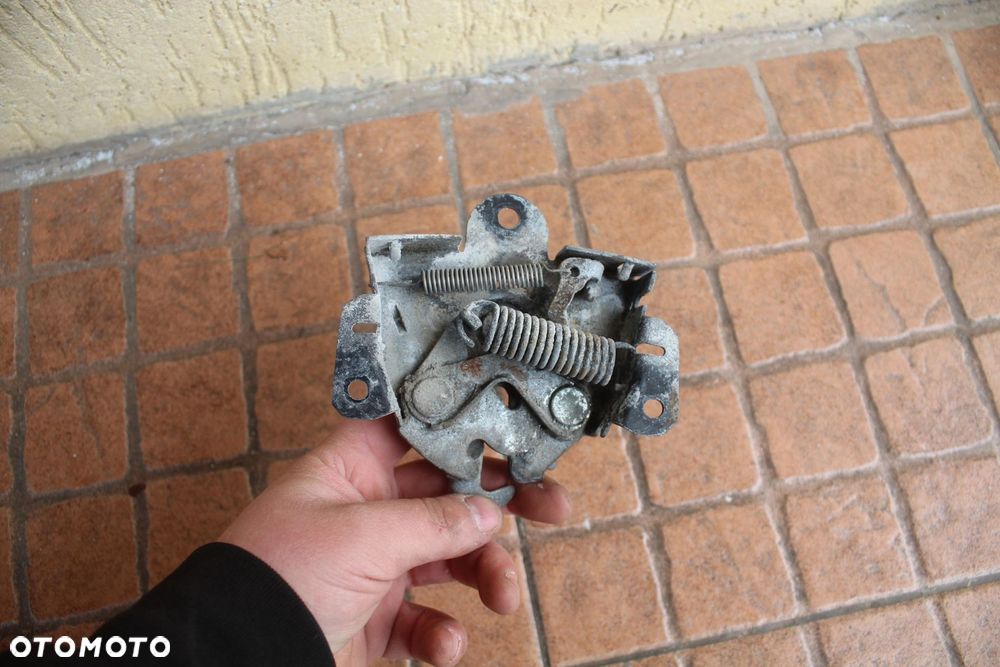 ZAMEK MASKI MITSUBISHI OUTLANDER I - 3