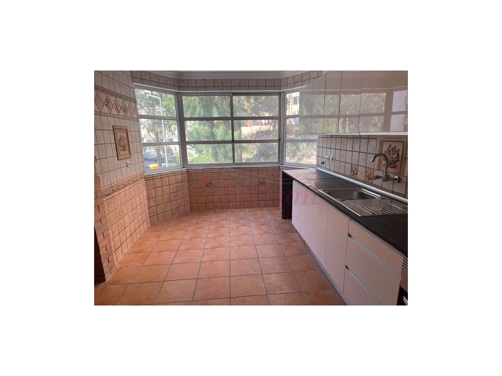 Apartamento T2 transformado em T3 em Mem Martins - Grande imagem: 2/21