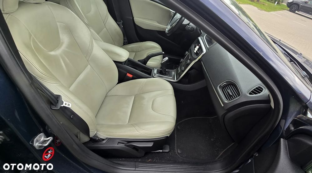 Volvo V40 - 24