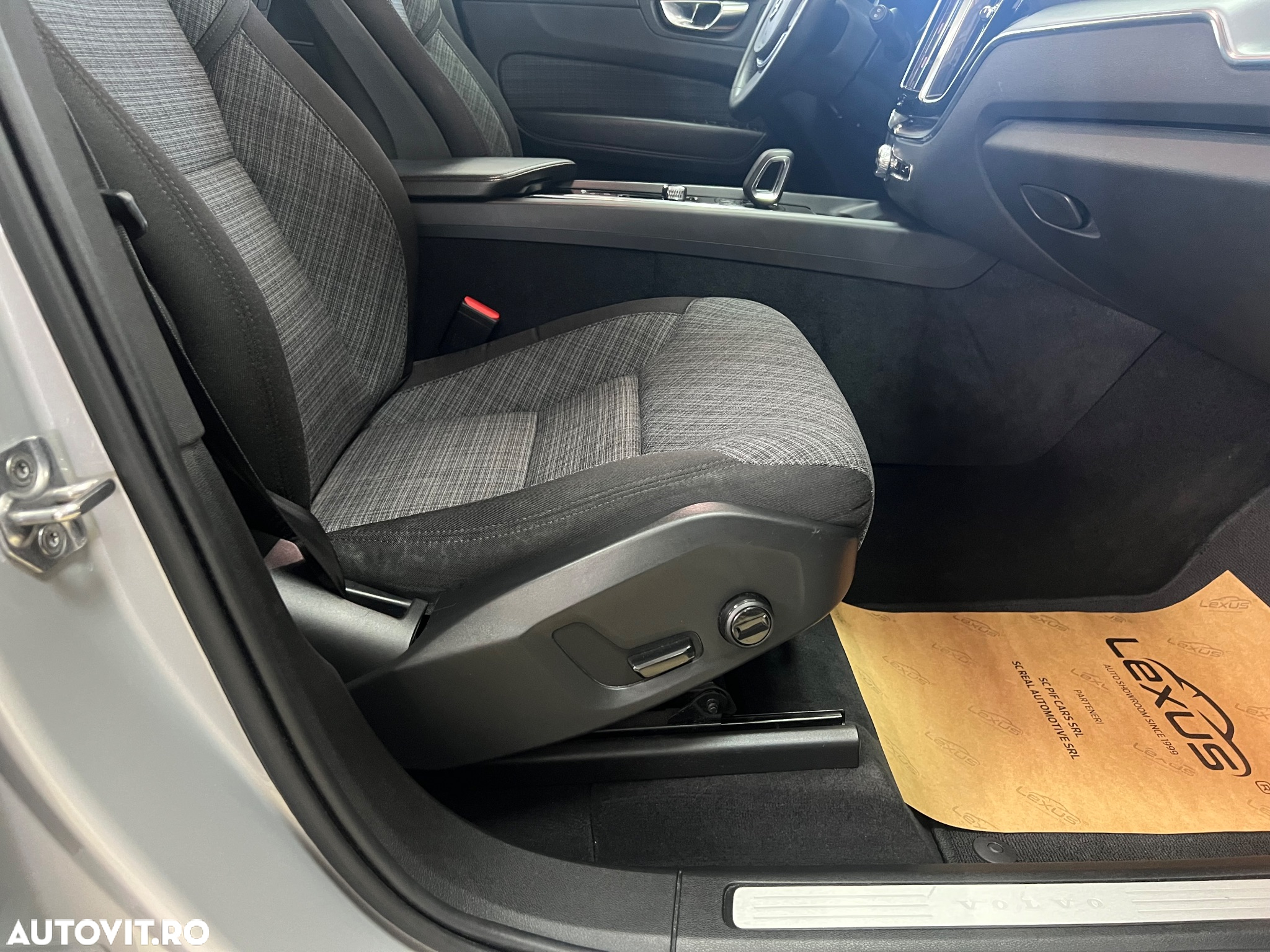 Volvo XC 60 B4 D AWD Geartronic Momentum Pro - 4