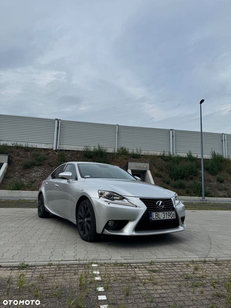 Lexus IS 300h Prestige - 9