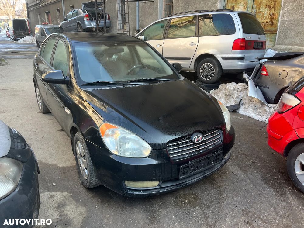 Dezmembrez Hyundai Accent 3 negru 2008 1,4 benzina 71KW - 3