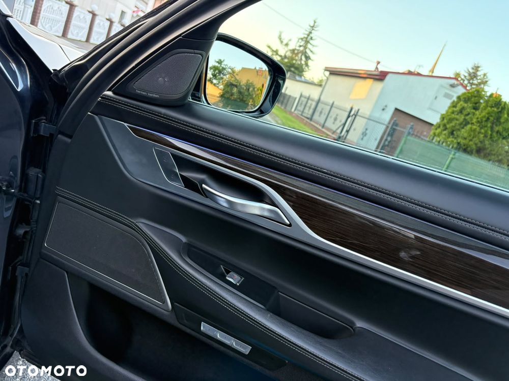 BMW Seria 7 740e iPerformance - 22