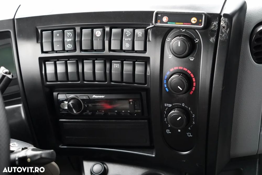 Renault D 210 / 4x2 / CONTAINER / 8,6 M / PODEA RESISTENTĂ / ELEVATOR DHOLLANDIA - 32