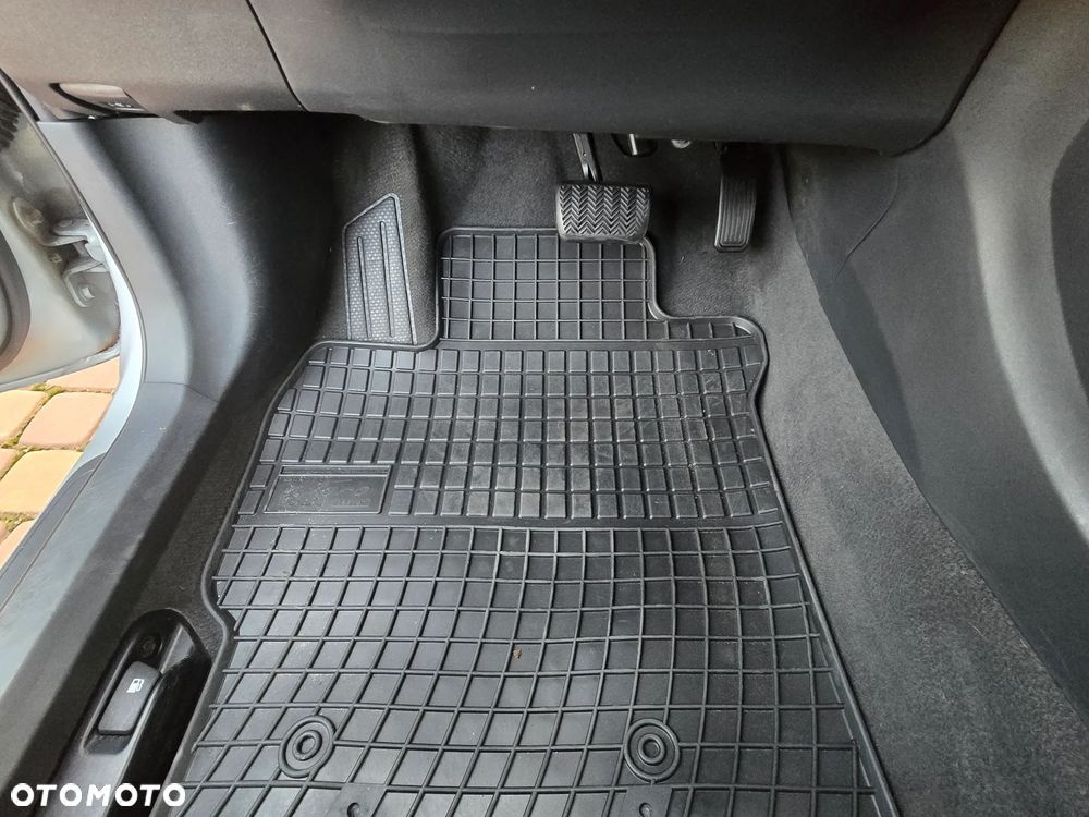Toyota Auris 1.8 HSD Sol - 36